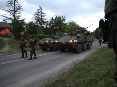 Konflikt im Kosovo: Slowenische NATO-Truppen nähern sich einer serbische Straßenblockade. Foto: epa/str/Archiv Konflikt im Kosovo