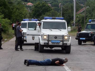 Ein Kosovo-Serbe blockiert eine Straße im Dorf Rudare nahe Zvecan. Menschliche Barrikade