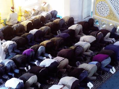 Gläubige in der Sehitlik Moschee in Berlin: Abends wird das Fastenbrechen nach Möglichkeit mit großen Festessen gefeiert, falls es Geldbeutel und Gesundheit erlauben. Ramadan