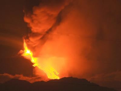 Der Ätna spuckte in der Nacht zum Sonntag Lavafontänen aus. Ätna