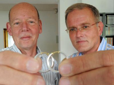 Vor zehn Jahren, am 01. August 2001, gaben sich dieses homosexuelle Paar das Ja-Wort und ließ die Lebenspartnerschaft amtlich eintragen. 10 Jahre Homo-Ehe