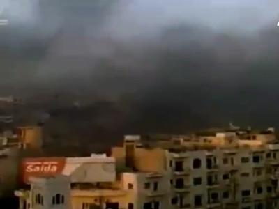 Dunkle Rauchwolken stehen über der beschossenen Stadt Hama. (TV-Screenshot) Rauchwolken über Hama