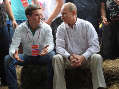 Gespräche mit Russlands Jugend: Regierungschef Wladimir Putin im Sommercamp. Putin und die Jugend