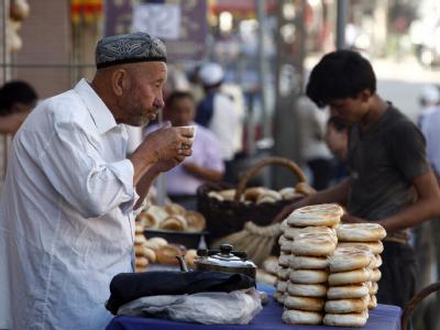 Ein uigurischer Händler verkauft Brot in der Oasenstadt Kashgar in der Unruheregion Xinjiang (Archivfoto vom 10.07.2009). Oasenstadt Kashgar