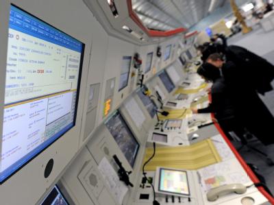 Fluglotsen arbeiten im Kontrollzentrum der Flugsicherung in Langen bei Frankfurt/Main. (Archivbild) Kontrollzentrum