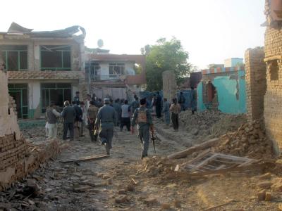 Afghanische Sicherheitskräfte inspizieren den Ort der Attacke in Kundus. Kundus