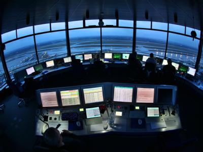 Fluglotsen im Tower des Flughafens Düsseldorf regeln den Luftverkehr. (Archivbild) Tower Flughafen Düsseldorf