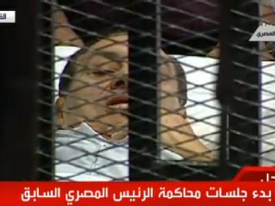 Hosni Mubarak wurde im Krankenbett in den Gerichtssaal geschoben. Hosni Mubarak