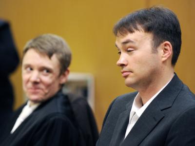 Der verurteilte Kindermörder Magnus Gäfgen (r.) mit seinem Rechtsanwalt Michael Heuchemer (Archiv). Kindermörder Gäfgen