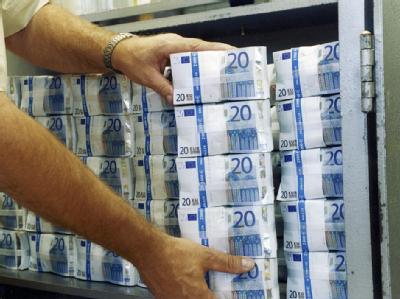 Bund, Länder und Gemeinden können in diesem Jahr mit 40,6 Milliarden Euro mehr an Steuern rechnen als 2010. Symbolfoto: Deutsche Bundesbank Geldbündel