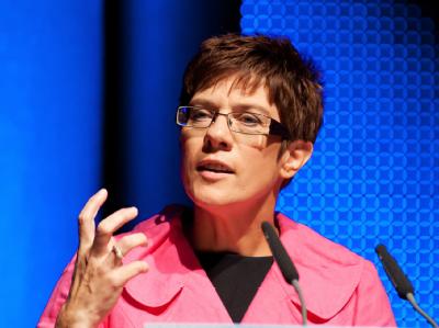 Annegret Kramp-Karrenbauer folgt Peter Müller im Amt des saarländischen Ministerpräsidenten. Annegret Kramp-Karrenbauer