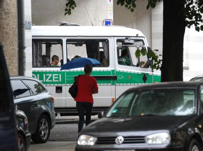 Polizeiwagen in Berlin-Wedding. Nach dem Todesschützen wird nun in ganz Europa gefahndet. Polizeiwagen