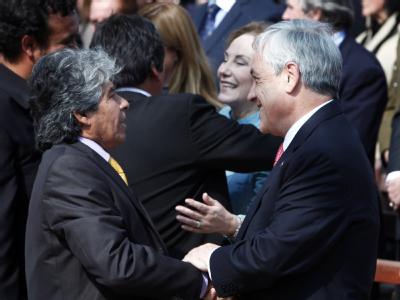 Der chilenische Präsident Sebastián Piñera begrüßt bei der Feierstunde in Copiapó Bergarbeiter Mario Gomez (l). Feierstunde für Bergleute