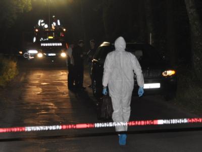 Polizeibeamte sichern nach dem Fund von brennenden Leichenteilen bei Buxtehude die Spuren. (Foto: Polizeiinspektion Stade) Spurensicherung