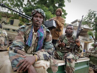 Somalische Regierungssoldaten in Mogadischu. Nach dem Abzug der Al-Schabaab-Milizen droht nun ein Guerilla-Krieg. (Foto: Stuart Price/AU-UN IST) Soldaten in Mogadischu
