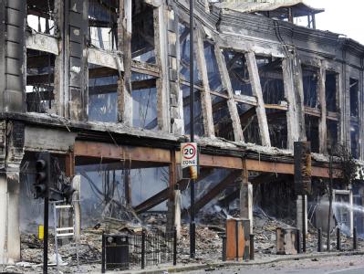 Der Sachschaden geht in die Millionen. Die Feuerwehr, die mehr als 250 Notrufe erhalten hatte, konnte sich nicht rechtzeitig ihren Weg durch die Menschenmenge bahnen. Zerstörung in Tottenham