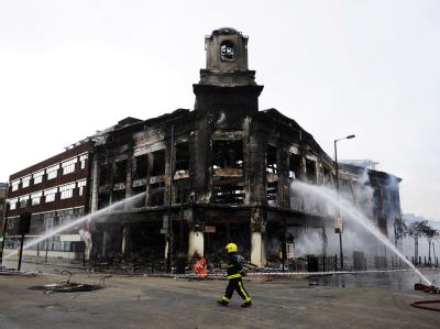 Nach der ersten Krawallnacht am Samstag hatte die Feuerwehr viel zu tun. Ruine
