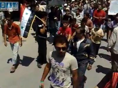 Studenten demonstrieren im syrischen Maarat an-Numan. Die Aufnahme stammt von einem Video des Shaam News Network. Proteste in Syrien