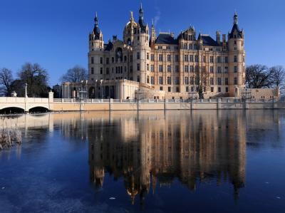 Das Schweriner Schloss: Das Landesverfassungsgericht hat die Kreisgebietsreform bestätigt. Mecklenburg-Vorpommern bekommt nun die flächenmäßig größten Landkreise. (Archivbild) Schweriner Schloss