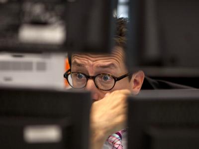 Ein Händler schaut in der Börse in Frankfurt am Main voller Sorge auf seine Monitore. Börse in Frankfurt/Main