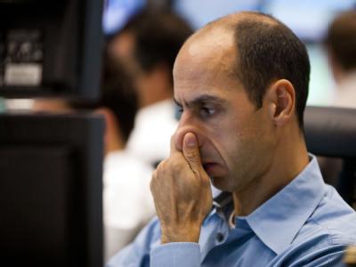 Ein Händler schaut in der Börse in Frankfurt am Main auf seine Monitore. Kurz nach Handelsstart gab der DAX leicht nach. Börse in Frankfurt/Main