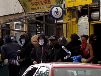 Auch in den Stadtteilen Clapham, Peckham, Hackney, Ealing und Lewisham gab es am Montag Krawalle. Vermummt
