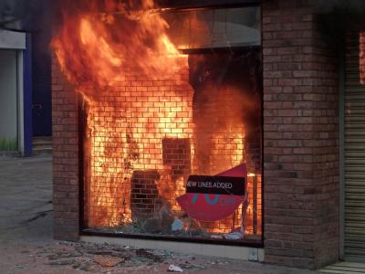 Die Randalierer haben wieder einmal ein Geschäft in Brand gesteckt. Brennendes Geschäft