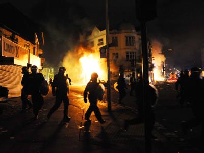 Die Polizei ist mit den ausschreitenden Krawallen überfordert. Polizei