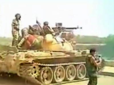 Die TV-Monitor-Aufnahme von Al-Arabiya zeigt syrische Soldaten auf einem Panzer nahe der mehr als 800 km langen Grenze mit der Türkei. Syrische Soldaten