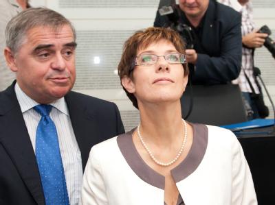 Mit Spannung erwarten der ehemalige Ministerpräsident Peter Müller und Annegret Kramp-Karrenbauer das Ergebnis. Müller und Kramp-Karrenbauer