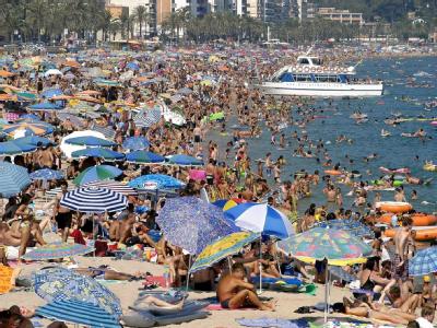 Menschenmengen drängen sich am Strand und im Wasser von Lloret de Mar an der Costa Brava in der spanischen Provinz Girona (Archivbild). Costa Brava