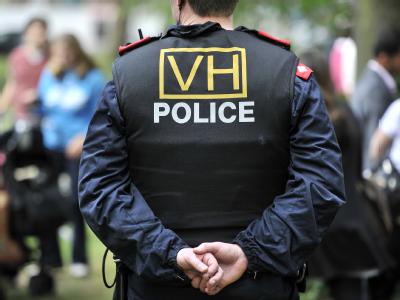 Ein großes Polizeiaufgebot soll ein Wiederaufflammen der Krawalle in Großbritannien verhindern. Nach Krawallen in London
