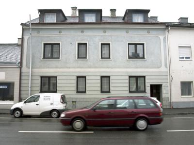In diesem Haus in Amstetten hielt Josef Fritzl seine Tochter mehr als 20 Jahre im Keller wie eine Sklavin (Archivfoto vom 09.03.2009). Das 'Haus des Grauens'