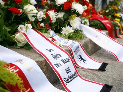 Blumen und Kränze liegen in der Zimmerstaße am Denkmal für das Maueropfer Peter Fechter. Peter Fechter wurde hier in der Nähe des Checkpoint Charlie beim Versuch die Mauer zu überwinden erschossen. Trauer um Opfer