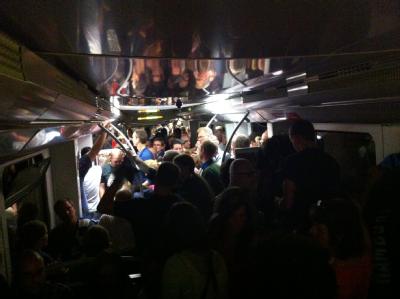 Hunderte Passagiere steckten mehr als 30 Minuten in der dunklen S-Bahn fest. Überfüllte S-Bahn
