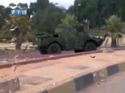 Syrische Truppen sind in die nördliche Hafenstadt Latakia eingerückt. (Bild: Al Arabiya/epa) Syrisches Militärfahrzeug
