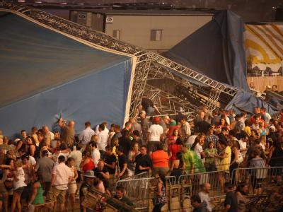 Während eines Sturms ist die Bühne eingestürzt. Vier Menschen kamen dabei ums Leben. Bühneneinsturz