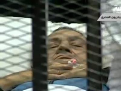 Der ägyptische Ex-Präsident Husni Mubarak ist erneut liegend vor Gericht erschienen. (Al-Arabiya-Screenshot) Mubarak