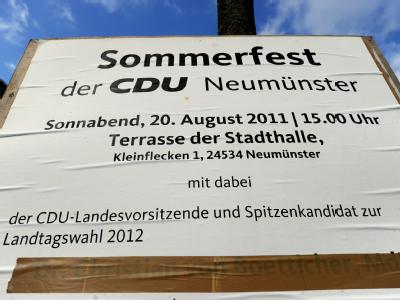 Der Name von Christian von Boetticher ist auf einem Plakat in Neumünster überklebt. von Boetticher auf Plakat überklebt