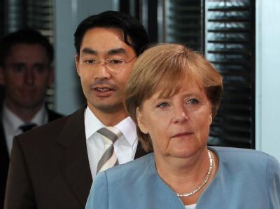 Vizekanzler Philipp Rösler (FDP) legt trotz des Machtwortes von Kanzlerin Merkel zur Griechenland-Krise nach. Merkel und Rösler
