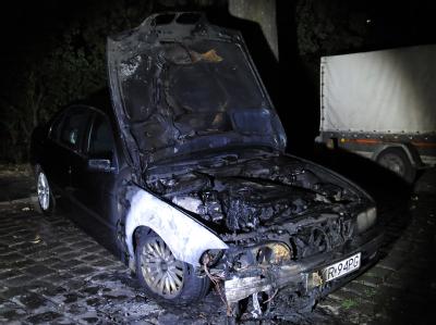 Ein ausgebranntes Auto am neuen Ufer in Berlin. Die Anschläge der kriminellen Zündler nehmen kein Ende. Brandanschlag