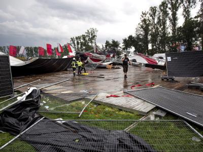 Zusammengestürztes Zelt auf dem Musikfestival Pukkelpop bei Hasselt. Bühneneinsturz