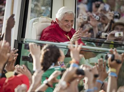 Papst Benedikt XVI. wird in Madrid von jungen Katholiken begrüßt. Papst Benedikt XVI. in Madrid