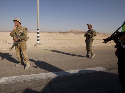 Nach den Terroranschlägen sichern israelische Sicherheitskräfte die Hauptstraße nach Eilat. Israelische Soldaten