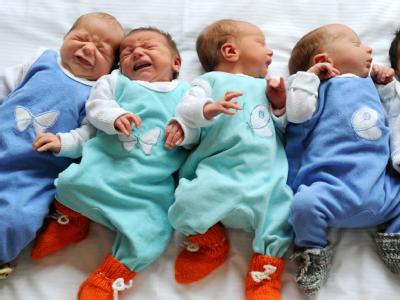 In Deutschland gibt es wieder mehr Babys. Die Geburtenziffer stieg auf den höchsten Stand seit 1990. Unionsfraktionschef Kauder forderte umgehend, das Elterngeld auf den Prüfstand zu stellen. Säuglinge