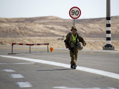 Ein israelischer Soldat patrouilliert auf einer Straße nordwestlich von Eilat am Roten Meer. Israelische Soldat