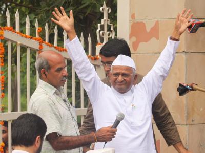Der Gandhi-Anhänger Anna Hazare will nach seiner Freilassung aus dem Gefängnis seinen Hungerstreik öffentlich fortsetzen. Anna Hazare