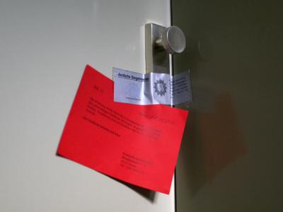 Blick auf die versiegelte Wohnungstür in dem Mehrfamilienhaus. In der Wohnung und dem dazu gehörenden Keller wurden mehrere Tonnen Feuerwerkskörper sowie Pistolen und Gewehre entdeckt. Polizeisiegel