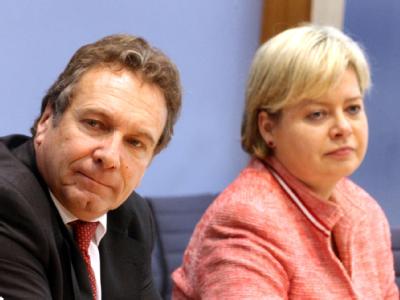 Die Parteivorsitzenden der Linken, Klaus Ernst und Gesine Lötzsch. (Archivbild) Ernst und Lötzsch