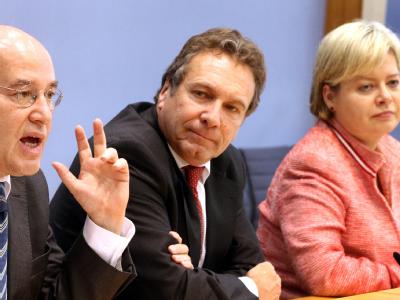 Linke-Fraktionschef Gregor Gysi, sowie die Parteivorsitzenden der Linken, Klaus Ernst und Gesine Lötzsch (v.l.) aufgenommen am 02.11.2010. Linke-Politiker